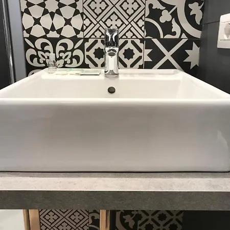 בית הארחה Motta Palace & *